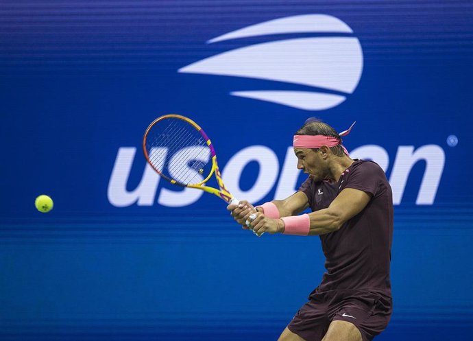 Rafa Nadal ejecuta un revés durante su partido ante Fabio Fognini en la segunda ronda del US Open 2022