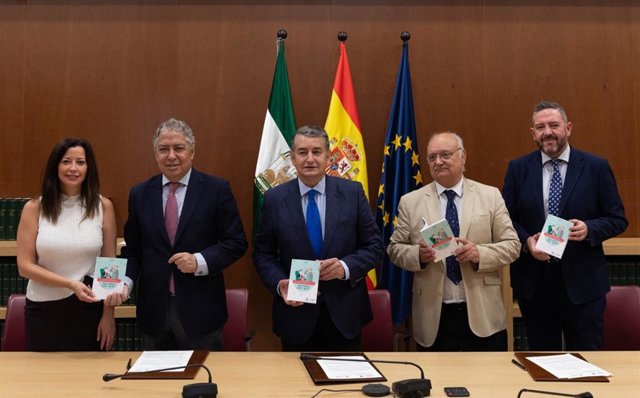 Firma de protocolo de colaboración entre el Consejo Audiovisual de Andalucía y el Consorcio Fernando de los Ríos para la extensión del programa 'Vuela Guadalinfo'.