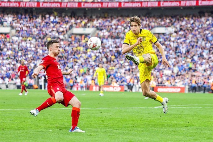 Archivo - Marcos Alonso durante un Liverpool-Chelsea