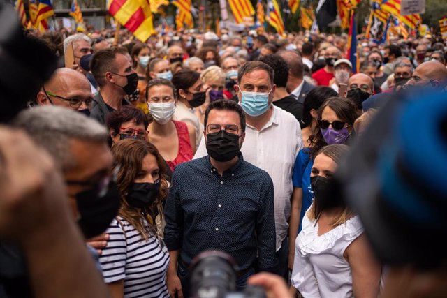Archivo - El presidente de la Generalitat, Pere Aragonès, y el líder de ERC, Oriol Junqueras, en la manifestación de la Diada organizada por la ANC en 2021. ARCHIVO.