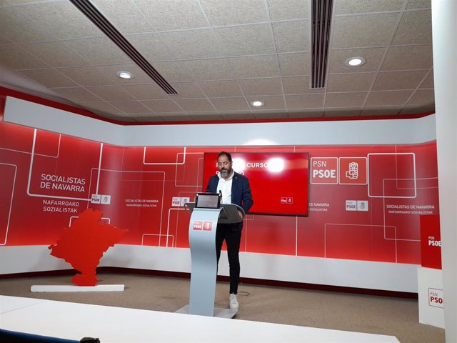 El secretario de Organización y portavoz parlamentario del PSN, Ramón Alzórriz, en la rueda de prensa