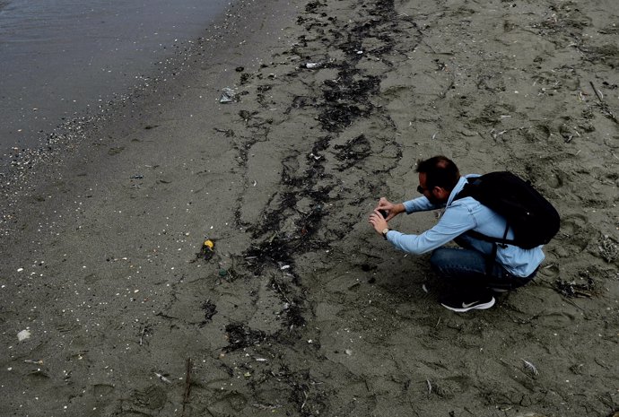 Vertido de fuel del buque OS35 llegado a la playa de Poniente en La Línea de la Concepción (Cádiz)