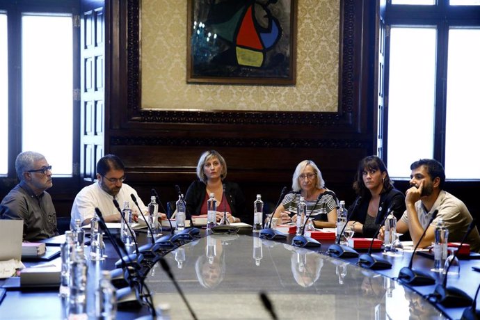 La vicepresidenta primera del Parlament, Alba Vergés, preside la reunión de la Mesa de la Cámara del 1 de septiembre. 