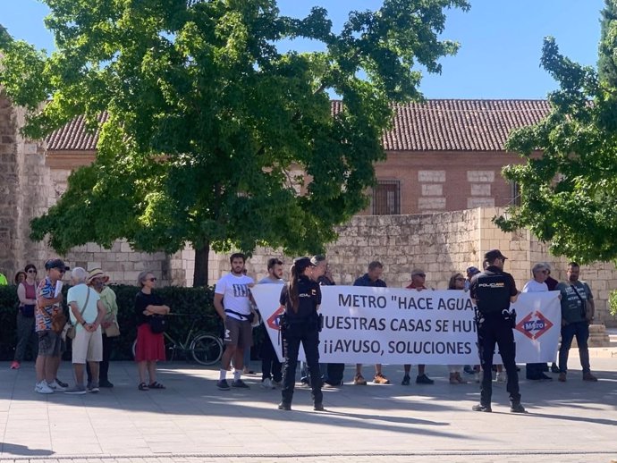 Vecinos afectados por el cierre de la 7B y el SUAP Luis Vives de Alcalá se manifiestan frente al mitin del PP