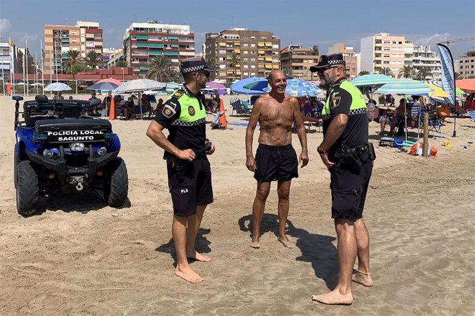 La Policía Local de Playas mantiene un contacto directo con los usuarios de la playa.