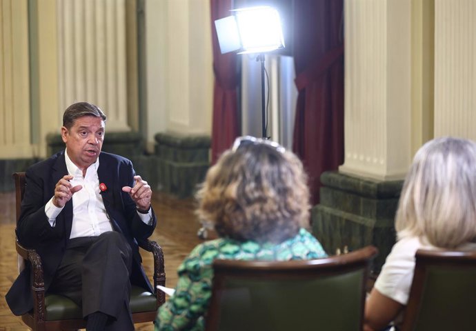 El ministro de Agricultura, Pesca y Alimentación, Luis Planas, durante una entrevista para Europa Press, en la sede del Ministerio, a 1 de septiembre de 2022, en Madrid, (España). Planas es inspector de trabajo y diplomático. Posee la cartera de Agricul
