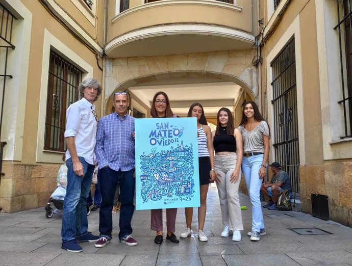 La concejala de Festejos, Covadonga Díaz, acompañada por la reina y las damas de honor de San Mateo 2022 y el autor del cartel de la fiesta.