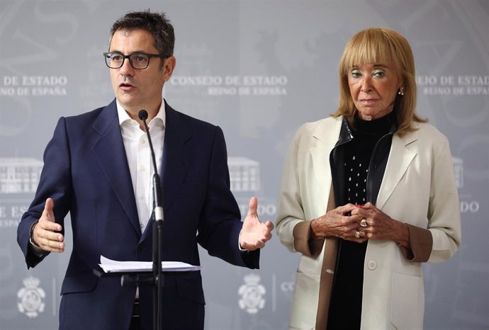 El ministro de la Presidencia, Relaciones con las Cortes y Memoria Democrática, Félix Bolaños, y la presidenta del Consejo de Estado, María Teresa Fernández de la Vega