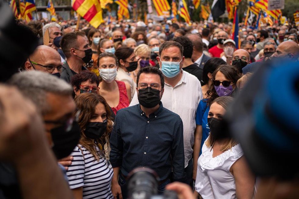 Archivo - El presidente de Cataluña, Pere Aragons (c), y el lider de ERC Oriol Junqueras (3d), durante la manifestación organizada por la Asamblea Nacional Catalana (ANC) con motivo de la Diada, día de Cataluña, a 11 de septiembre de 2021, en Barcelona
