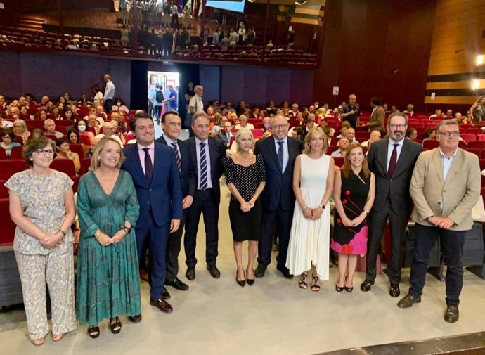 Del Pozo (centro), en el Rectorado de la UCO, antes de su intervención.