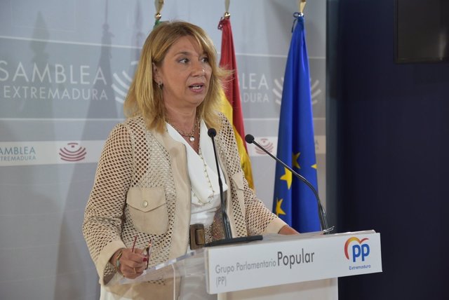 La portavoz del Grupo Popular en la Asamblea de Extremadura, Cristina Teniente, en rueda de prensa para valorar el paro en agosto