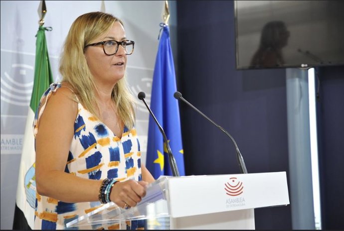 La presidenta de la Asamblea de Extremadura, Blanca Martín, en rueda de prensa este viernes en Mérida