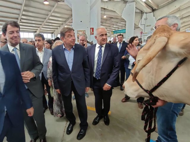 El ministro de Agricultura, Pesca y Alimentación, Luis Planas (centro), en su visita a la feria 'Salamaq 2022'.