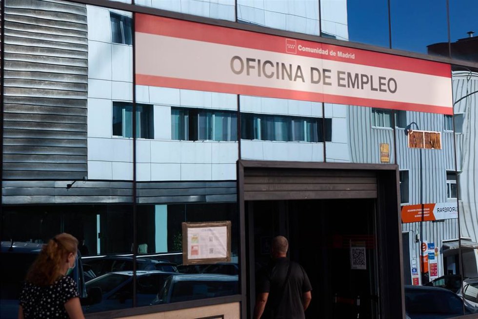 Varias  personas entran a una oficina del SEPE de la calle Miguel Yuste