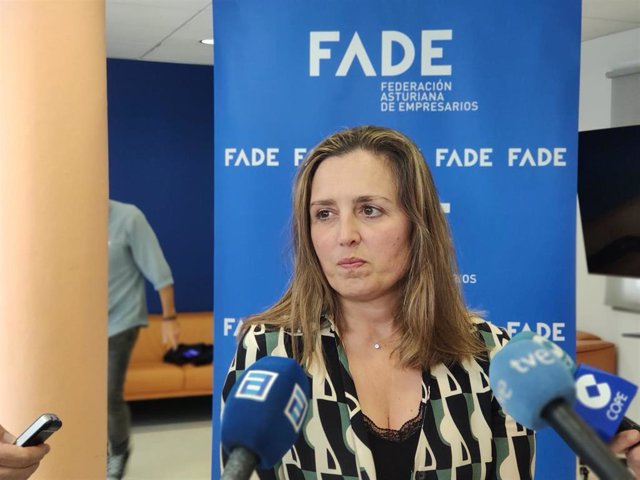 Archivo - La presidenta de FADE, María Calvo, atiende a los medios en la sede de la Federación.