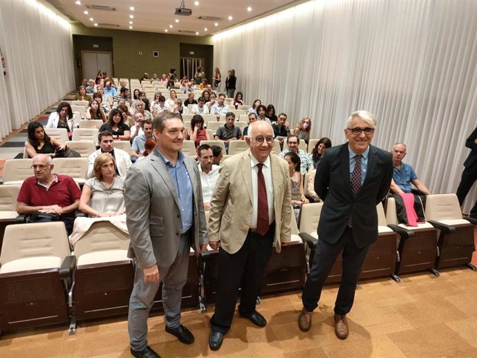 El consejero de Educación, Pedro Uruñuela, junto a algunos directores generales de su departamento antes de la reunión con la comunidad educativa