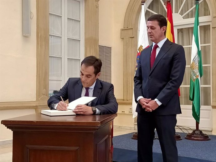 El consejero de Justicia, Administración Local y Función Pública, José Antonio Nieto, y el presidente de la Diputación de Almería, Javier Aureliano García.