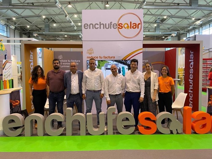 Equipo de EnchufeSolar Salamanca y Helios Energia en su estand de Salamaq 2022.
