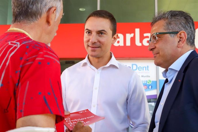 El secretario de los socialistas madrileños, Juan Lobato, junto con el alcalde de Parla, Ramón Jurado