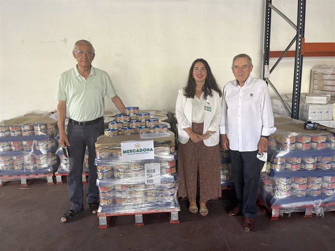 Responsables del Banco de Alimentos de Córdoba y de Mercadona en la entrega de los 3.000 kilos de atún.