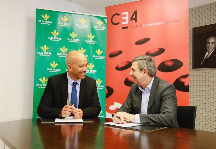 El decano presidente del Colegio Profesional de Economistas de Asturias, Abel Fernández y el director de zona de Caja Rural de Asturias, Mariano Espín.