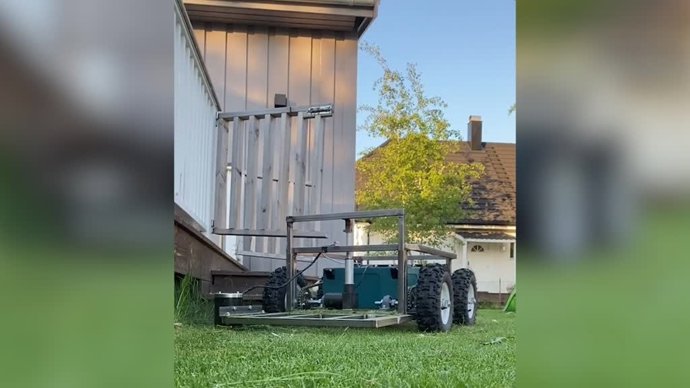 Un hombre crea de cero un robot que corta el césped...¡Y hasta tira del trineo!