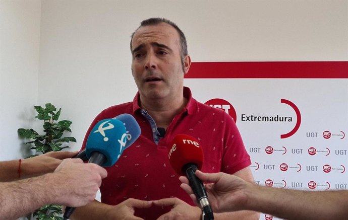 El secretario de Política Institucional y Empleo de UGT Extremadura, Francisco Morcillo, valora los datos del paro.
