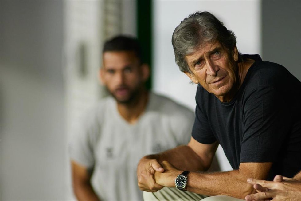 El entrenador del Real Betis, Manuel Pellegrini, durante un partido 