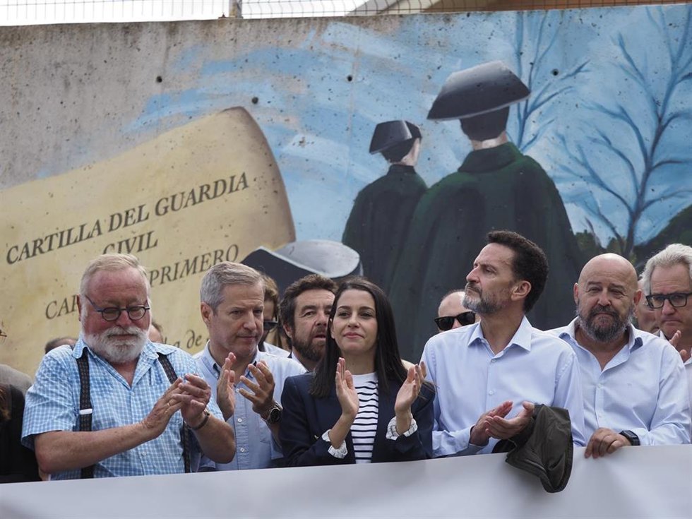 Imagen de la concentración convocada por Ciudadanos en Alsasua en apoyo a la Guardia Civil