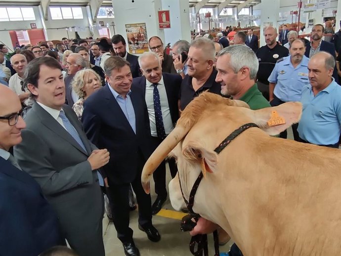 El ministro de Agricultura, Pesca y Alimentación, Luis Planas, junto al resto de autoridades, se acercan a uno de los animales presentes en la feria Salamaq.