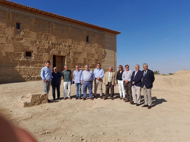Visita de Gonzalo Santonja a la panera del Castillo de Villagarcía de Campos.