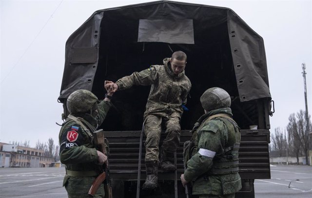 Archivo - Un soldado ucraniano que se rindió voluntariamente sale un camión militar de las unidades prorrusas de Lugansk.