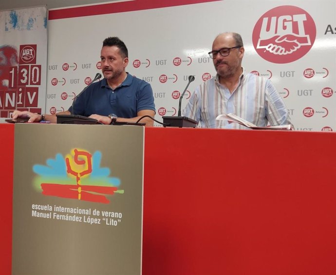 El Secretario General Del Sindicato En Asturias, Javier Fernández Lanero Y El Director Académico De Los Cursos, Luis Antonio Fernández Villazón.