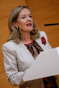 Calviño confía en que la patronal negocie la subida del SMI para alcanzar el 60% del salario medio