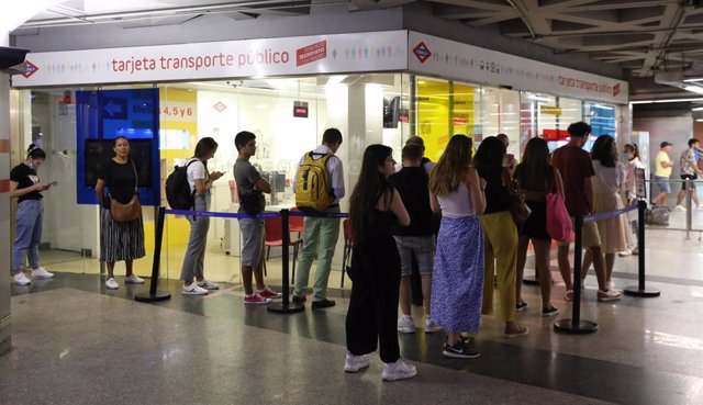 Varias personas hacen cola para adquirir sus tarjetas de transporte en la estación de Sol.