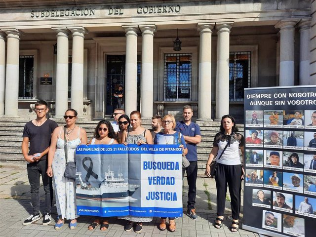 Archivo - Familiares de víctimas del 'Villa de Pitanxo' se concentran ante la Subdelegación del Gobierno de Pontevedra.