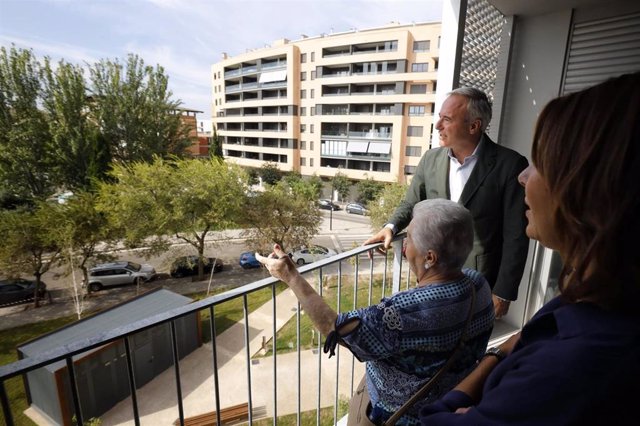 El alcalde de Zaragoza, Jorge Azcón, entrega las llaves a los nuevos inquilinos de las 80 viviendas sociales de Fray Luis Urbano 92