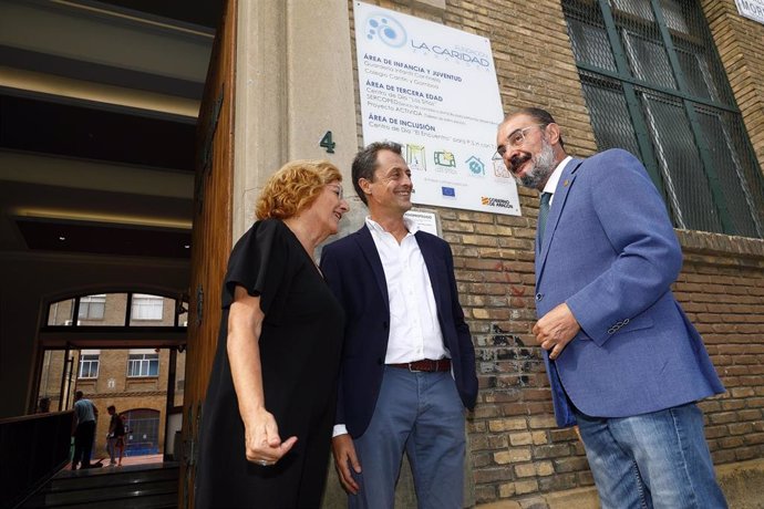 El presidente del Gobierno de Aragón, Javier Lambán; la consejera de Derechos Sociales, María Victoria Broto; y el director-gerente de la Fundación 'La caridad', Daniel Gimeno.