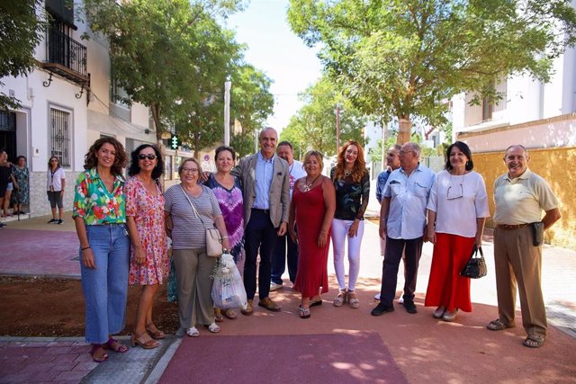El alcalde de Sevilla, Antonio Muñoz, junto a la delegada del distrito Macarena, Clara Macías, representantes vecinales y comerciantes visitan los resultados de las obras de la avenida de la Cruz Roja.