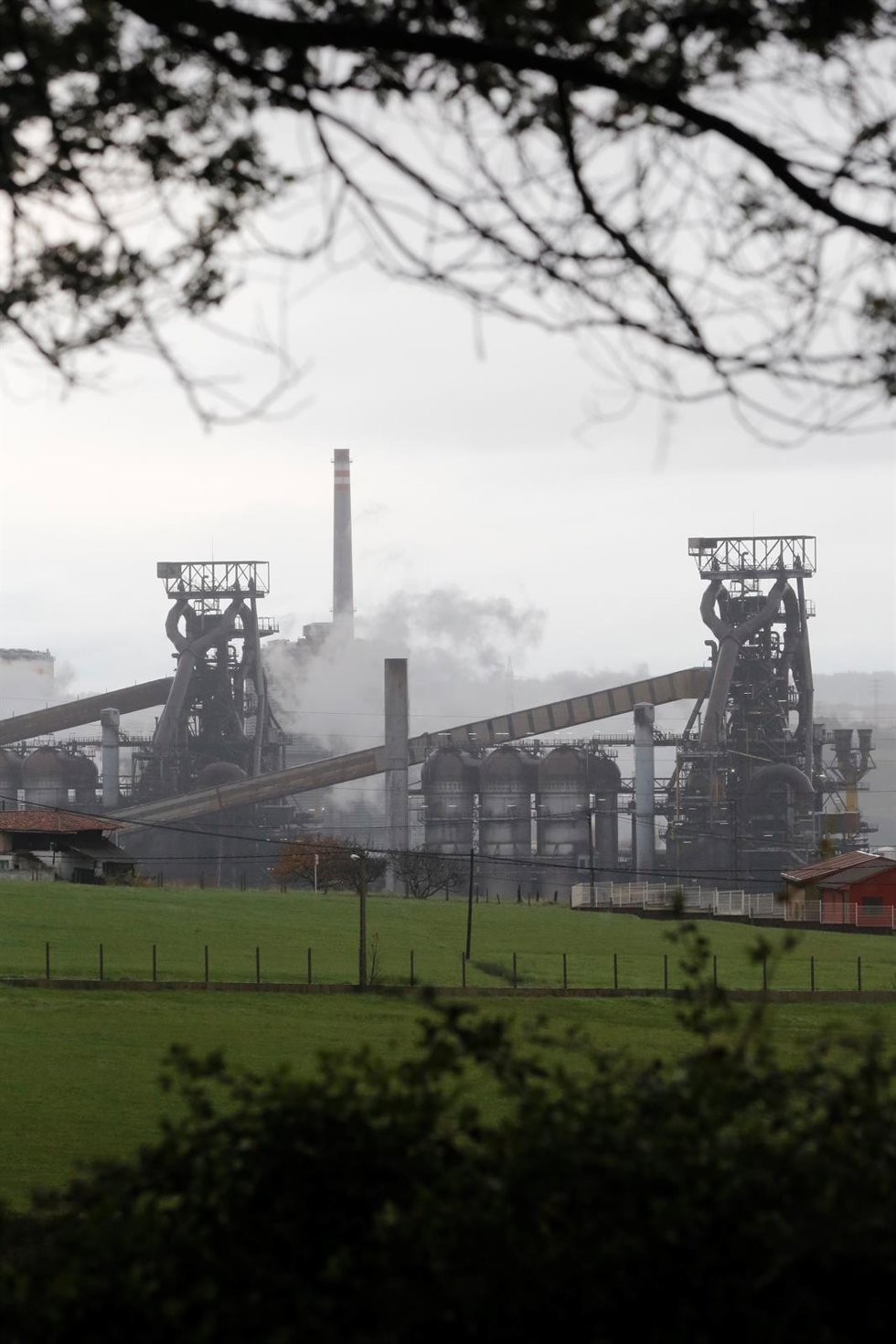 Archivo - Vista de la fábrica de acero de ArcelorMittal en Gijón, Asturias (España), a 4 de diciembre de 2020. La Dirección de ArcelorMittal Asturias decidió ayer el cierre patronal de la Acería de Gijón, una vez constatado el seguimiento por un número
