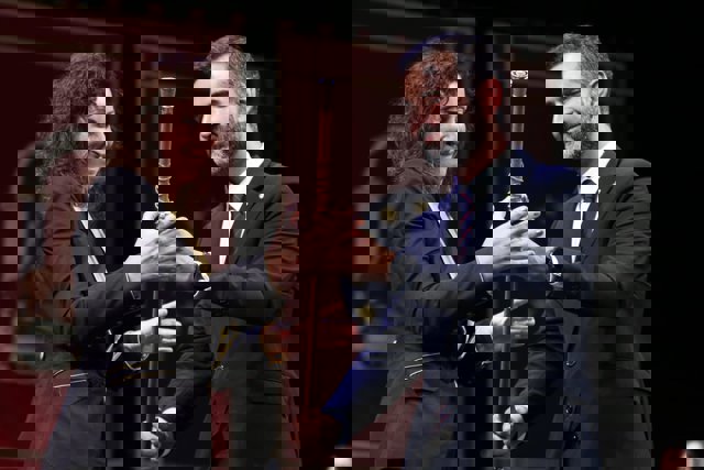 María Vázquez recibe el bastón de mando como nueva alcaldesa de Almería de manos de su antecesor, Ramón Fernández Pacheco