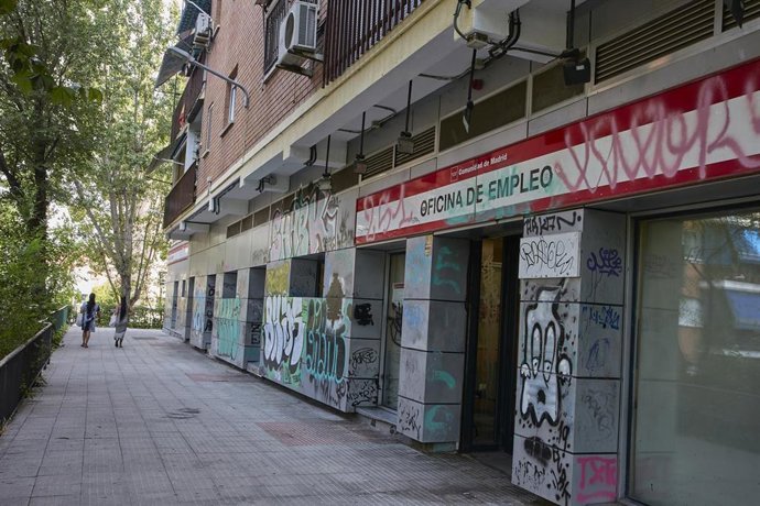 Archivo - Entrada de una oficina de servicio público de empleo, a 2 de agosto de 2022, en Madrid (España). El número de parados registrados en las oficinas de los servicios públicos de empleo (antiguo Inem) aumentó en 3.230 personas en julio, un 0,1% má