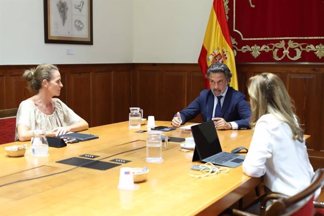 El presidente del Parlamento de Canarias, Gustavo Matos, en una reunión de la Mesa del Parlamento