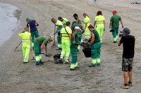 Alcalde de La Línea (Cádiz): El vertido en la playa "está controlado" pero "no es para estar contento"
