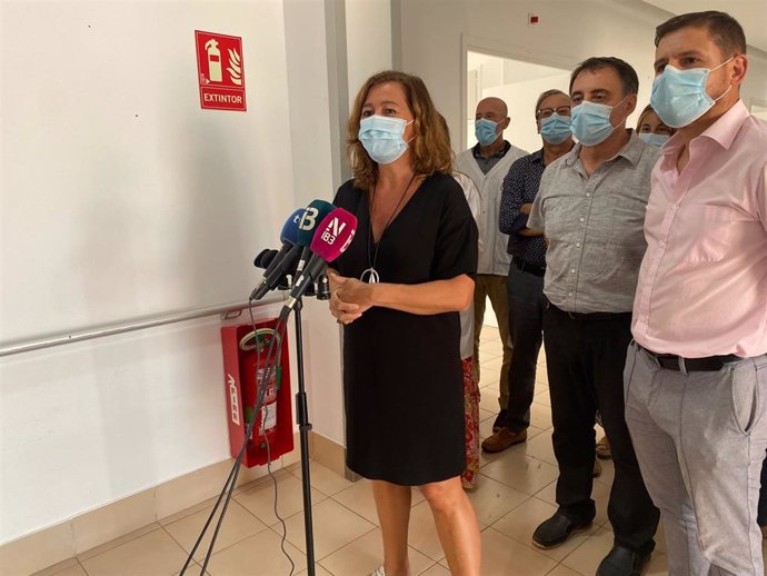 La presidenta del Govern, Francina Armengol, en una visita al Hospital General de Mallorca.