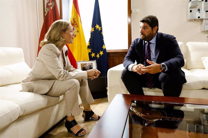 La vicepresidenta primera del Gobierno y ministra de Asuntos Económicos y Transformación Digital, Nadia Calviño y el presidente de la Región de Murcia, Fernando López Miras, durante su reunión en el Palacio de San Esteban, a 2 de septiembre de 2022, en 