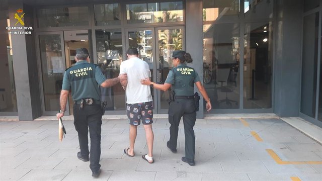Agentes de la Guardia Civil de Valencia que se encontraban fuera de servicio han detenido en la localidad de Silla a un hombre que presuntamente trataba de matar a su ex pareja sentimental, de la que tenía una orden de alejamiento
