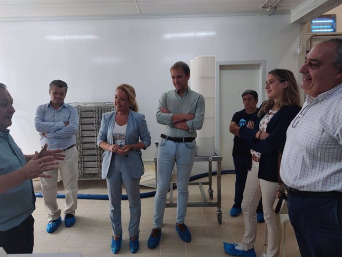 La presidenta del PP, Teresa Mallada, visita con dirigentes de la formación las instalaciones de la quesería Rey Silo