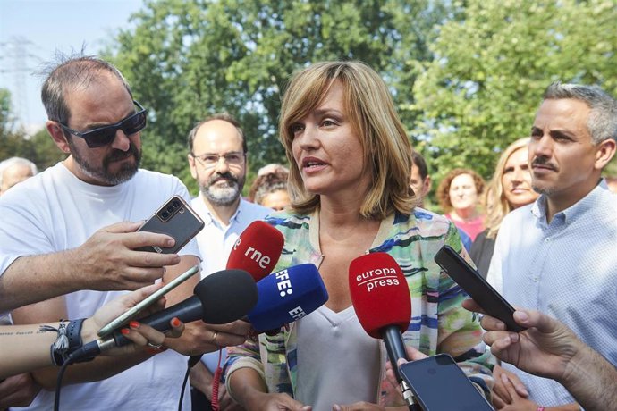 La ministra de Educación y Formación Profesional, Pilar Alegría, realiza declaraciones a su llegada a un acto de su partido, en el pabellón Sergio García, a 28 de agosto de 2022, en Torrelavega, Cantabria, (España).