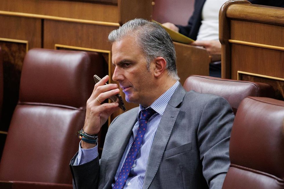 El secretario general de VOX, Javier Ortega Smith, durante una sesión plenaria, en el Congreso de los Diputados